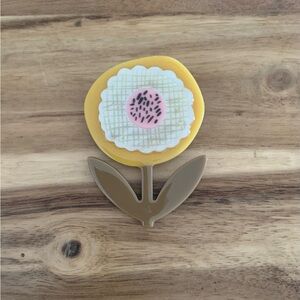 Copy/ Weekend Max Mara flower resin brooch tallero pin NWOT